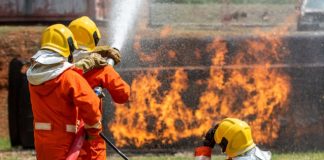 عودة أبطال الإطفاء الأستراليين من كندا بعد معارك ضارية ضد حرائق الغابات